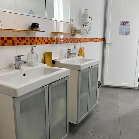 Leon Hostel * לאון