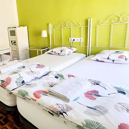 Leon Hostel * לאון